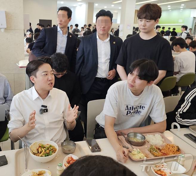 ‘학식먹자 이준석’을 진행하는 이준석 개혁신당 대통령 후보가 20일 낮 광주 북구 용봉동 전남대학교 제1학생회관 학생식당에서 학생들과 식사하며 질문에 답하고 있다. ⓒ News1 서충섭 기자