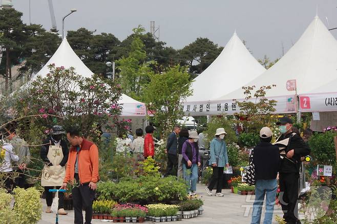 11일 전북자치도 전주월드컵광장에서 열린 '제5회 전주정원산업박람회'가 관람객으로 북적이고 있다. 2025.5.11/뉴스1 ⓒ News1 신준수 기자
