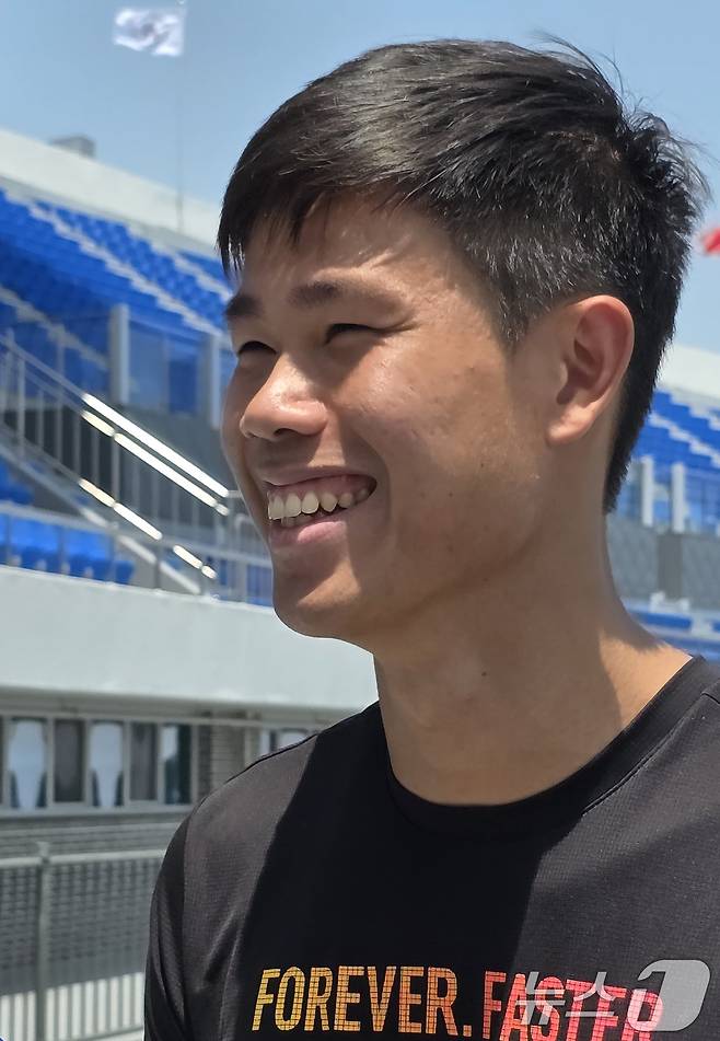 오는 27일부터 열리는 2025 구미 아시아육상경기선수권대회를 앞두고 20일 주경기장인 구미시민운동장에서 장대높이 뛰기 세계육상대회 은메달, 아시안게임 금메달이스트인 필리핀의 존 오비에나 선수가 인터뷰를 하고 있다. 아시아육상경기선수권대회는 세계 43개국에서 선수단, 임원, 심판, 언론 관계자 등 2000여 명이 참가해오는 27일부터 닷새간 열린다.2025.5.20/뉴스1 명이 참가해오는 27일부터 닷새간 열린다.2025.5.20/뉴스1 ⓒ News1 정우용 기자