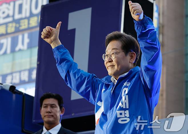 이재명 더불어민주당 대통령 후보가 제21대 대통령 선거 공식 선거운동 첫날인 12일 오후 대전 중구 으능정이거리 스카이로드에서 유세를 마친 뒤 인사하고 있다. 2025.5.12/뉴스1 ⓒ News1 안은나 기자