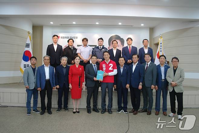 20일 오후 도내 재계와 중소기업단체가 국민의힘 경남도당을 찾아 대선 정책 과제를 전달하고 있다.(국민의힘 경남도당 제공. 재판매 및 DB금지)