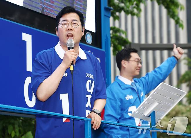 더불어민주당 상임총괄선대위원장을 맡은 박찬대 원내대표가 16일 이재명 대통령 후보 지원 유세를 하고 있다. 2025.5.16/뉴스1 ⓒ News1 김민지 기자