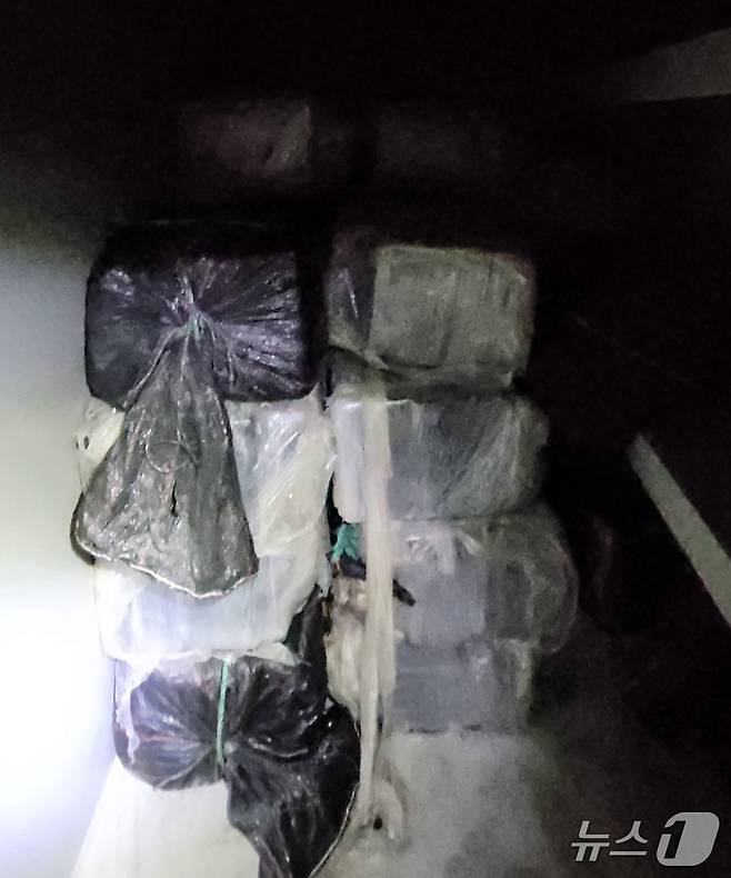 지난 4월 2일 강원 강릉 옥계항에 입항한 벌크선에서 발견된 다량의 코카인 의심물질.(동해해경청 제공, 재판매 및 DB 금지)