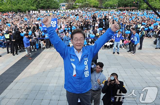이재명 더불어민주당 대통령 후보가 수도권 표심잡기에 나선 20일 오후 경기 고양시 일산문화광장에서 유세를 마친 뒤 인사하고 있다. 2025.5.20/뉴스1 ⓒ News1 안은나 기자