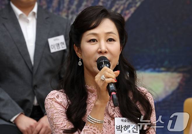 박혜진 예술감독이 20일 서울 종로구 세종문화회관 예술동에서 열린 서울시오페라단 창단 40주년 제3회 광화문광장 야외 오페라 '마술피리' 기자간담회에서 인사말을 하고 있다. 볼프강 아마데우스 모차르트의 작품 '마술피리'는 대사와 노래가 번갈아 나오는 독일어 오페라 형식의 음악극인 '징슈필'로 오는 6월 1일과 2일 양일간 광화문광장 놀이마당에서 진행된다. 2025.5.20/뉴스1 ⓒ News1 김성진 기자