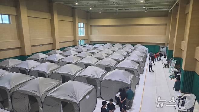 광주 광산구 하남다누리체육센터에 마련된 금호타이어 광주공장 화재 피해 주민을 위한 2차 임시대피소의 모습. (광산구 제공. 재판매 및 DB 금지)