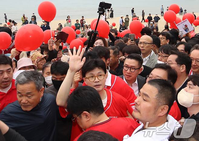한동훈 전 국민의힘 대표가 20일 오후 부산 수영구 광안리해수욕장에서 김문수 국민의힘 대통령 후보 지원 유세를 하고 있다. 2025.5.20/뉴스1 ⓒ News1 윤일지 기자