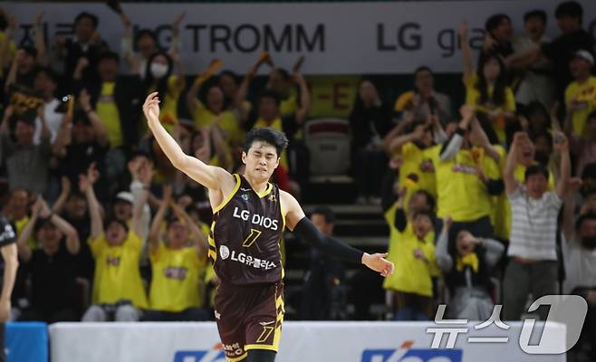 15일 오후 경남 창원체육관에서 열린 '2024-25 KCC 프로농구 챔피언결정전 6차전' 창원 LG 세이커스와 서울 SK 나이츠의 경기에서 LG 유기상이 3점슛으로 동점을 만든 뒤 환호하고 있다. 2025.5.15/뉴스1 ⓒ News1 윤일지 기자