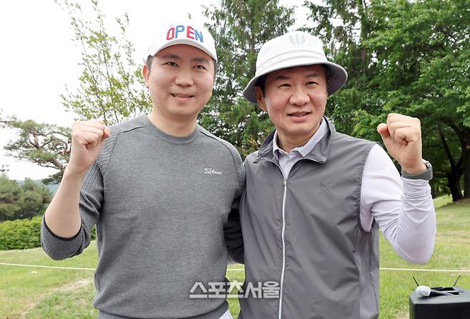 유승민 대한체육회장(왼쪽)과 정몽규 대한축구협회장이 19일 경기도 용인 코리아CC에서 열린 ‘2025 축구인 골프대회’에서 기념촬영을 하고 있다.  ‘축구인 골프대회’는 대한축구협회, 한국프로축구연맹, 울산 HD, 포항스틸러스가 주최하고 스포츠서울, 스포츠조선, 일간스포츠, 스포츠경향, 스포츠동아, 세계비즈앤스포츠월드 등 스포츠전문 미디어 6개사가 후원한다. 2025. 5. 19.  용인 | 박진업 기자 upandup@sportsseoul.com