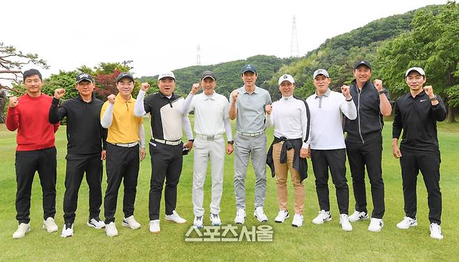 19일 경기도 용인 코리아CC에서 열린 ‘2025 축구인 골프대회’에서 축구팀 감독들이 기념촬영을 하고 있다. 왼쪽부터 광주FC 이정효, 부산 아이파크 조성환 감독, 인천 윤정환 감독, 전남 김현석 감독, 포항 박태하 감독, 대표팀 홍명보 감독, FC서울 김기동 감독, 김포FC 고정운 감독, 서울이랜드 김도균 감독, 수원 삼성 변성환 감독.  ‘축구인 골프대회’는 대한축구협회, 한국프로축구연맹, 울산 HD, 포항스틸러스가 주최하고 스포츠서울, 스포츠조선, 일간스포츠, 스포츠경향, 스포츠동아, 세계비즈앤스포츠월드 등 스포츠전문 미디어 6개사가 후원한다. 2025. 5. 19.  용인 | 박진업 기자 upandup@sportsseoul.com