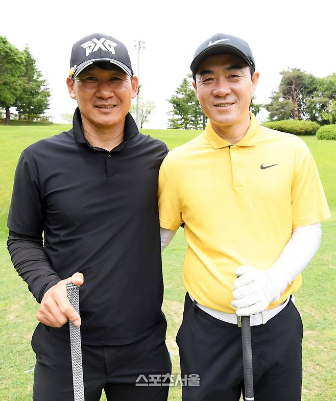 부산 아이파크 조성환 감독(왼쪽)과 인천 유나이티디FC 윤정환 감독이 19일 경기도 용인 코리아CC에서 열린 ‘2025 축구인 골프대회’에서 기념촬영을 하고 있다.  ‘축구인 골프대회’는 대한축구협회, 한국프로축구연맹, 울산 HD, 포항스틸러스가 주최하고 스포츠서울, 스포츠조선, 일간스포츠, 스포츠경향, 스포츠동아, 세계비즈앤스포츠월드 등 스포츠전문 미디어 6개사가 후원한다. 2025. 5. 19.  용인 | 박진업 기자 upandup@sportsseoul.com