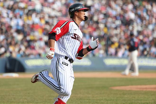 LG 송찬의가 안타를 친 뒤 1루 베이스를 돌고 있다. 사진 | LG 트윈스