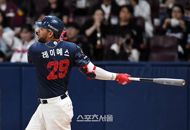롯데 레이예스가 1일 고척스카이돔에서 열린 2025 KBO리그 키움과 경기 9회초 2사 3루 상황에서 키움 투수 김서준을 상대로 1타점 적시타를 치고 있다. 고척 | 박진업 기자 upandup@sportsseoul.com