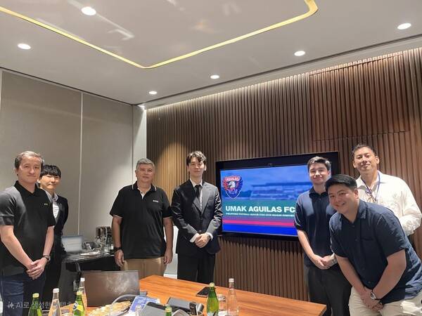 필리핀 리그 유막 아길라스의 구단주로 취임한 박광철 대표(가운데). 사진┃유막 아길라스