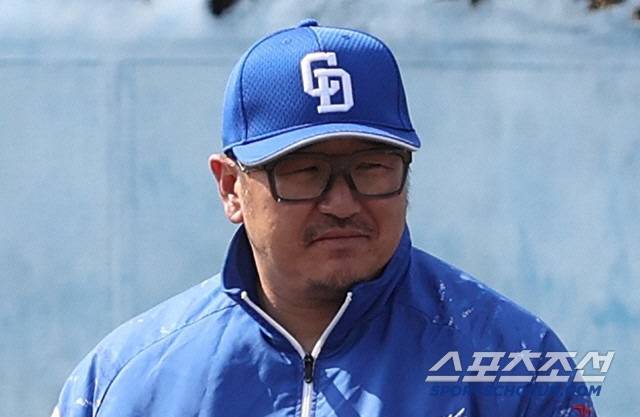 주니치 구단은 19일 온라인 도박으로 경찰 출두 통보를 받은 고야마 2군 투수 총괄코치에게 무기한 근신 처분을 내렸다. 고야마 코치는 지난겨울 친정팀 주니치에 20년 만에 복귀했다. 사진캡처=스포츠닛폰