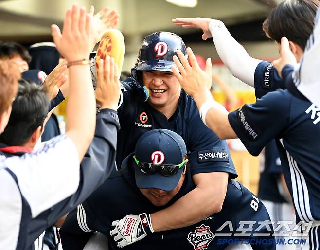 17일 광주KIA챔피언스필드에서 열린 두산과 KIA의 더블헤더 2차전 경기, 2회초 두산 김재환이 동점 솔로홈런을 치고 박석민 코치의 등에 업힌 채 기쁨을 나누고 있다. 광주=허상욱 기자wook@sportschosun.com/2025.05.17/