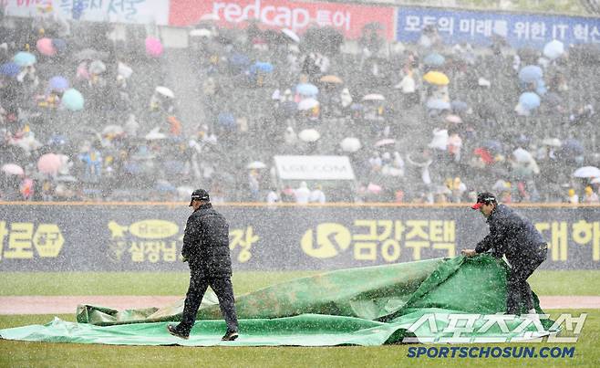13일 잠실구장에서 열린 LG 트윈스와 두산 베어스의 경기. 1회 갑자기 내린 우박으로 인해 경기가 중단되고 있다. 잠실=박재만 기자 pjm@sportschosun.com/2025.04.13/