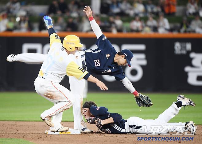 14일 대전 한화생명볼파크에서 열린 두산-한화전. 4회말 1사 1루 노시환의 유격수 땅볼 때 오명진이 기다리던 강승호 대신 직접 베이스를 터치해 문현빈을 포스아웃시키고 있다. 대전=정재근 기자 cjg@sportschosun.com/2025..5.14/