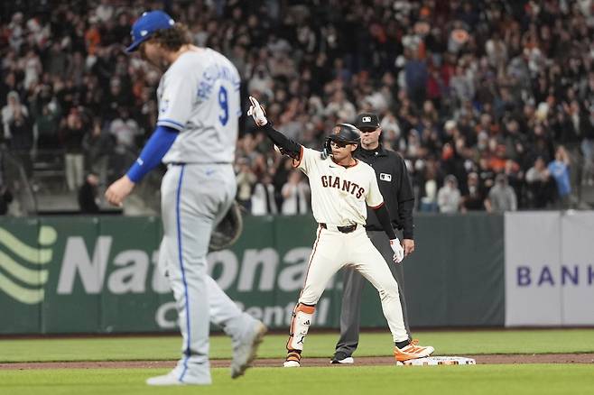 이정후가 8회말 적시 2루타를 터뜨린 뒤 오른손을 들어 환호하고 있다. AP연합뉴스
