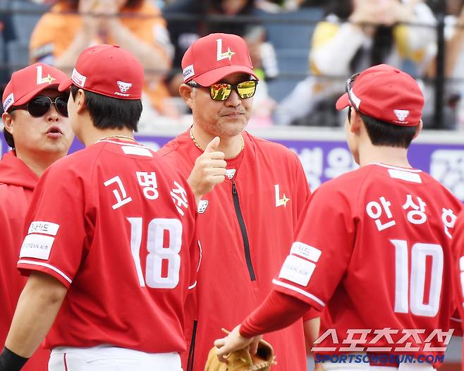 18일 대전 한화생명볼파크에서 열린 SSG-한화전. SSG가 7대3으로 승리했다. 이숭용 감독이 고명준, 안상현을 맞이하고 있다. 대전=정재근 기자 cjg@sportschosun.com/2025..5.18/
