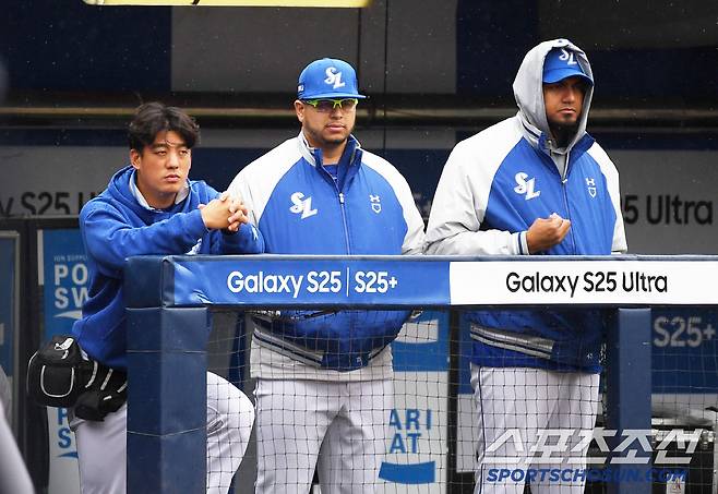 5일 대구 삼성라이온즈파크에서 열린 삼성 라이온즈와 한화 이글스의 경기. 삼성 후라도, 레예스가 경기를 지켜보고 있다. 대구=박재만 기자 pjm@sportschosun.com/2025.04.05/