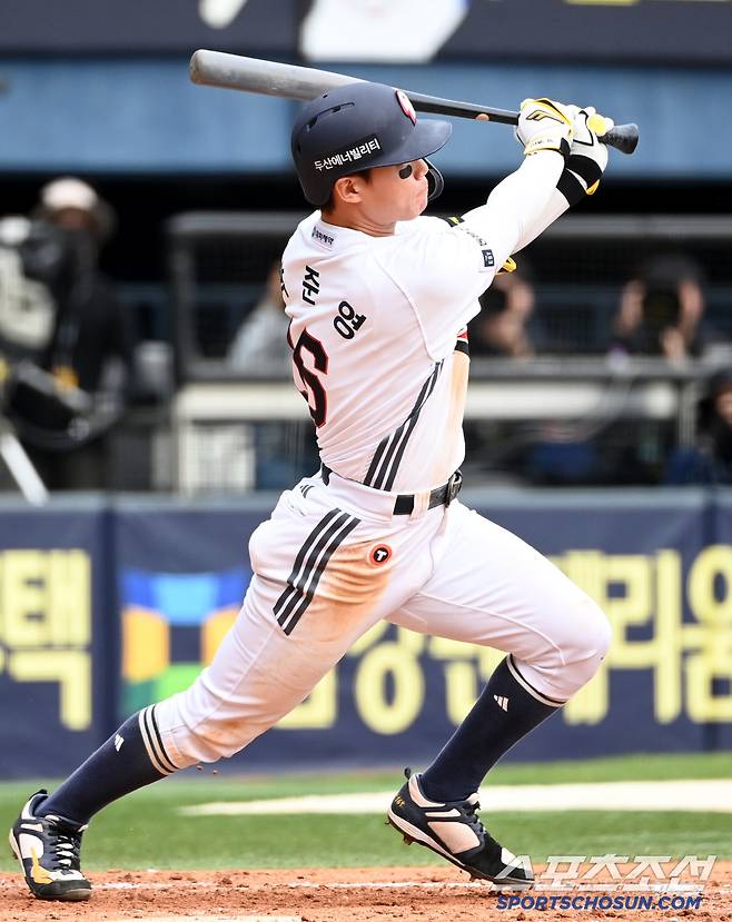 27일 잠실야구장에서 열린 롯데와 두산의 경기, 5회말 2사 1,2루 두산 박준영이 2타점 2루타를 치고 있다. 잠실=허상욱 기자wook@sportschosun.com/2025.04.27/