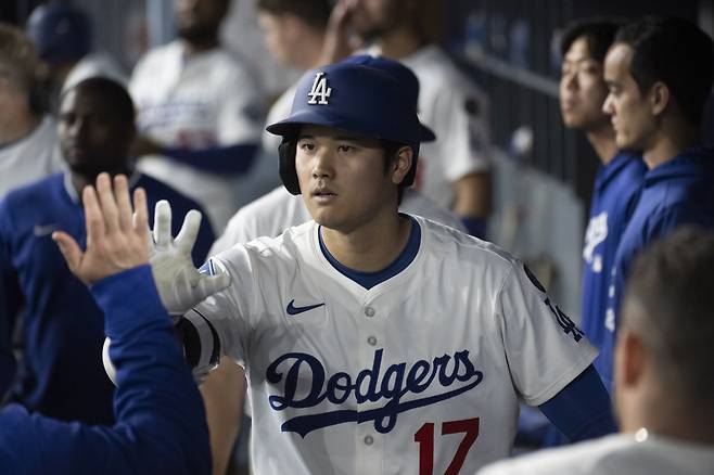 LA 다저스 오타니 쇼헤이가 20일(한국시각) 다저스타디움에서 열린 애리조나 다이아몬드백스전에서 6회말 좌월 솔로홈런을 터뜨리고 들어와 동료들과 하이파이브를 하고 있다. AP연합뉴스