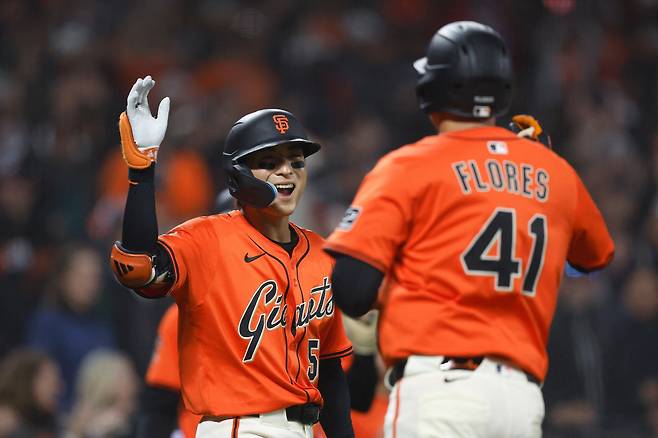 이정후가 지난 17일(한국시각) 애슬레틱스전에서 8회말 홈런을 치고 들어오는 윌머 플로레스를 열렬히 환영하고 있다. AFP연합뉴스