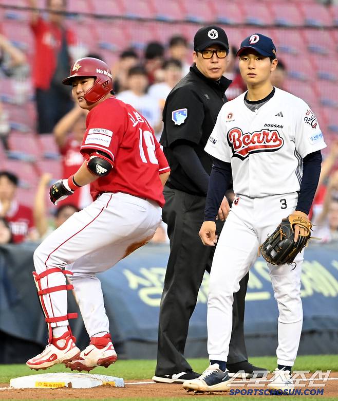 20일 잠실야구장에서 열린 SSG와 두산의 경기, 3회초 무사 1,2루 SSG 고명준이 2타점 3루타를 치고 기뻐하고 있다. 잠실=허상욱 기자wook@sportschosun.com/2025.05.20/