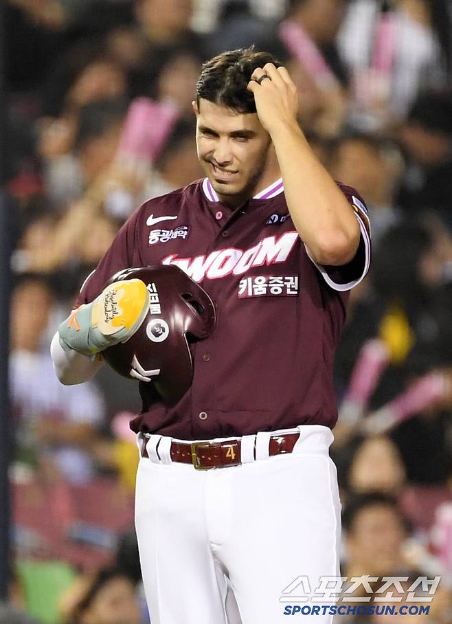 15일 잠실구장에서 열린 LG 트윈스와 키움 히어로즈의 경기. 7회초 키움 카디네스가 LG 임찬규 초구 커브에 맞은 뒤 통증을 호소하고 있다. 잠실=박재만 기자 pjm@sportschosun.com/2025.05.15/