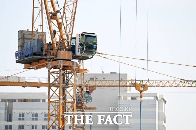 사비 급등과 부동산 시장 침체로 건설업계의 수익성이 악화하면서 건설사들이 이른바 돈 되는 사업장에만 몰리고 있다. /더팩트 DB