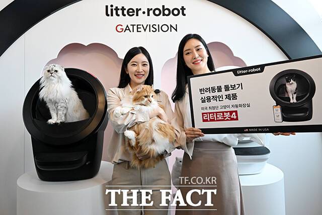 고양이 자동 화장실 '리터로봇4'가 출시된 20일 오전 서울 강남구 라까사호텔에서 열린 런칭쇼에서 모델들이 제품을 선보이고 있다. /서예원 기자