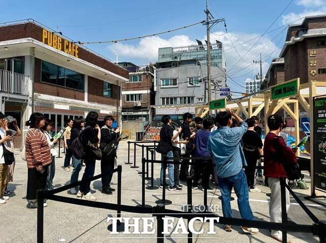 관람객들이 PUBG 팝업스토어 체험 부스를 이용하기 위해 줄을 서서 대기하고 있다. /조소현 기자