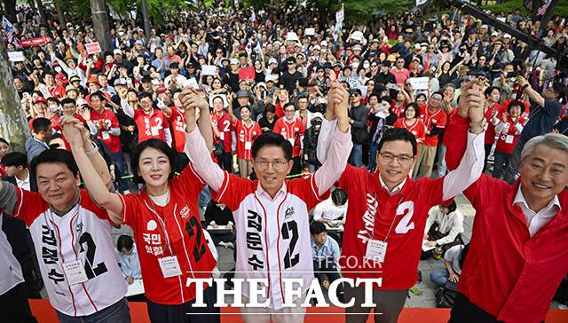 김문수 국민의힘 대선후보가 송파구를 지역구로 둔 배현진 국민의힘 의원(왼쪽 두 번째)과 안철수 공동선거대책위원장 등 당 인사들과 기념촬영을 하고 있다.
