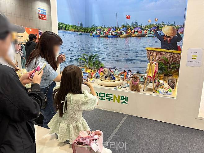 2025 메가주 일산 반려동물 박람회, 모두투어 부스 포트존에서 사진 찍는 관람객/사진-모두투어