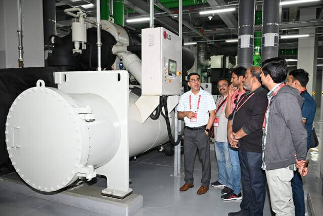 LG전자가 19일 글로벌 냉난방공조(HVAC) 컨설턴트를 국내로 초청해 'LG HVAC 리더스 서밋 2025'를 개최했다. 컨설턴트들이 서울 마곡에 위치한 LG사이언스파크를 방문해 초대형 냉방기인 '칠러'를 살펴보고 있다. (사진=LG전자)