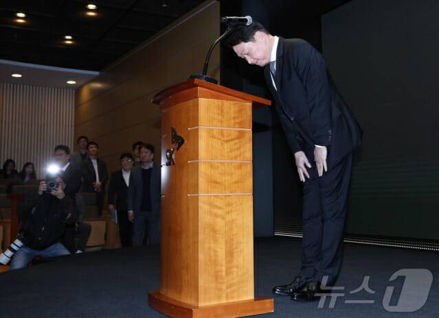 최태원 SK그룹 회장이 7일 오전 서울 중구 SK텔레콤 T타워 수펙스홀에서 SK텔레콤 해킹 사고를 국민에게 사과하고 있다.(사진=뉴스1)