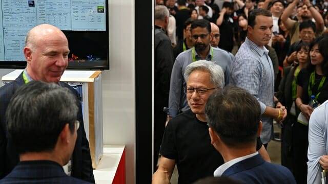 20일 오후 5시 20분경 난강전람관 내 SK하이닉스 부스를 방문한 젠슨 황 엔비디아 CEO. (사진=공동취재단)