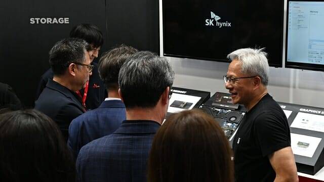 젠슨 황 엔비디아 CEO는 김주선 SK하이닉스 사장 등 임원진과 짧은 대화를 나누기도 했다. (사진=공동취재단)