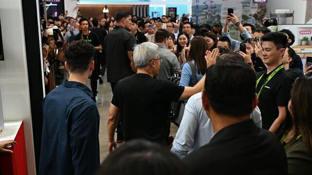 젠슨 황 엔비디아 CEO는 SK하이닉스 부스 방문 후 폭스콘 부스로 이동했다. (사진=공동취재단)