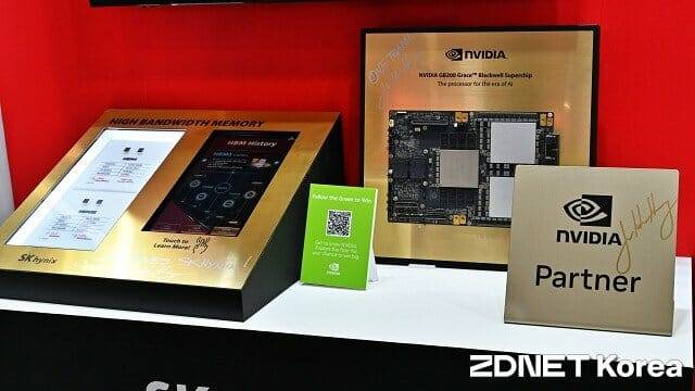 젠슨 황 엔비디아 CEO는 HBM 관련 전시물에 총 3개 서명을 남겼다. (사진=지디넷코리아)