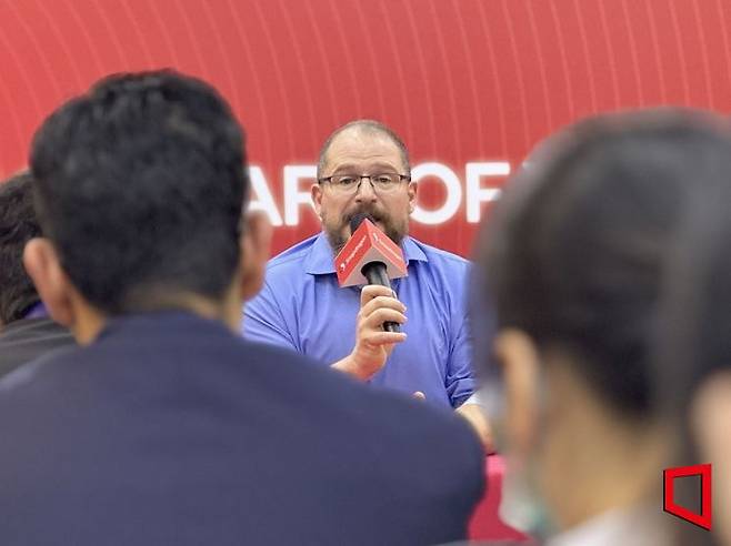 크리스티아노 아몬 퀄컴 최고경영자(CEO)가 19일 대만 타이베이에서 열린 정보기술(IT) 전시회 '컴퓨텍스 2025'에서 기조연설을 마친 뒤 각국 기자단을 만나 질의응답을 하고 있다. 장희준 기자