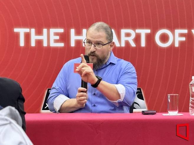 크리스티아노 아몬 퀄컴 최고경영자(CEO)가 19일 대만 타이베이에서 열린 정보기술(IT) 전시회 '컴퓨텍스 2025'에서 기조연설을 마친 뒤 각국 기자단을 만나 질의응답을 하고 있다. 장희준 기자