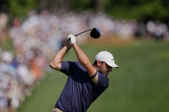 스코티 셰플러가 PGA 챔피언십 4라운드 8번 홀에서 티샷을 하고 있다. 샬럿(미국)=AP연합뉴스