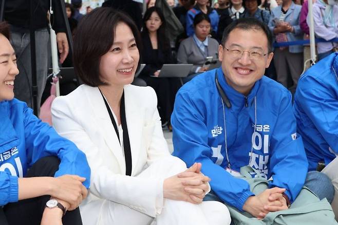 허은아 전 개혁신당 대표와 국민의힘을 탈당해 더불어민주당에 입당한 김상욱 의원이 19일 서울 영등포구 타임스퀘어에서 열린 이재명 민주당 대선 후보 유세에 참석해 활짝 웃고 있다. 연합뉴스