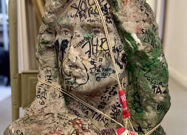 이 흉상은 1988년 5월 9일 도난당할 당시 모습대로 팬들의 낙서로 뒤덮이고 코 부분이 깨져 없어진 상태 그대로였다. 흉상은 크로아티아 출신 조각가 믈라덴 미쿨린이 제작한 것으로, 모리슨이 세상을 뜬 10년 뒤인 1981년 파리 페르라셰즈 묘지의 모리슨 묘역에 세워졌다. AFP·연합뉴스