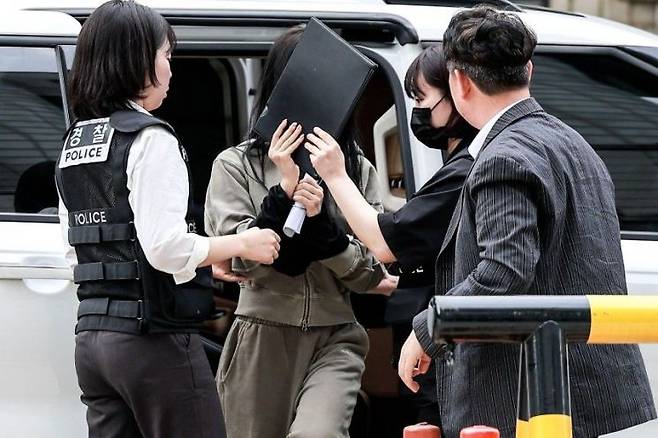 축구 국가대표팀 주장 손흥민의 아이를 임신했다고 주장하며 손흥민에게 돈을 뜯어내려 한 20대 여성 양모씨(왼쪽)가 17일 영장실질심사를 받기 위해 서울중앙지법에 들어서고 있다. 연합뉴스