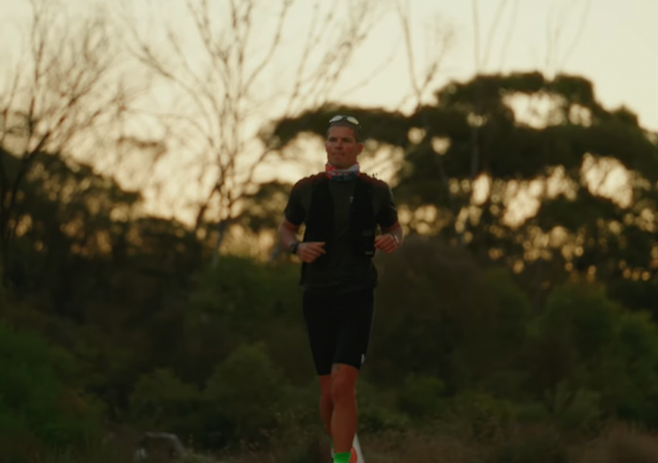 영국의 출신의 30대 남성이 하루 100㎞를 달려 호주를 35일 만에 횡단하는 세계신기록을 세웠다. 윌리엄굿지 유튜브 캡처