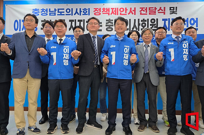 충청남도의사회 회원 130여 명이 20일 천안시청 브리핑실에서 민주당 이재명 후보 지지를 선언하고 있다.