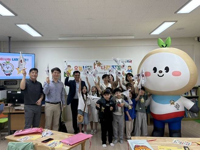 광주지방보훈청장이 광복 80주년을 맞아 김석기 청장이 광주 광산구 하남초등학교 1~2학년 학생을 대상으로 '늘봄학교'의 일일교사로 나서 나라사랑 수업을 진행했다. 광주지방보훈청 제공